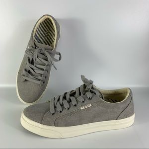 Taos plim soul sneaker. Size 9 Gray